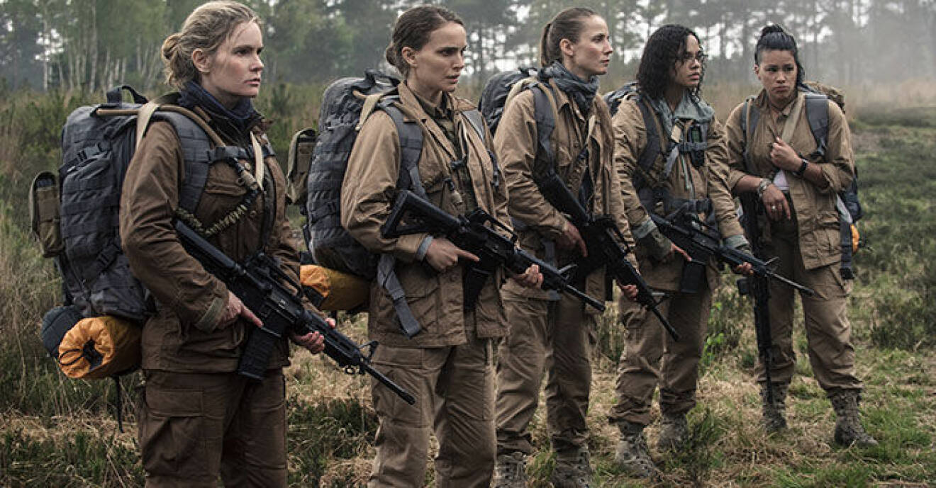 Natalie Portman som biologen Lena i Annihilation på Netflix, här med sin beväpnade militärgrupp.