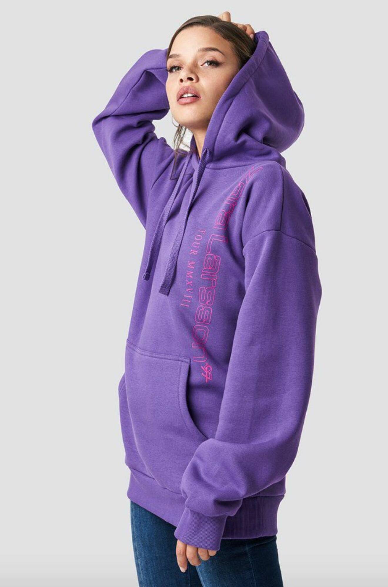 Lila hoodie från Zara Larssons kollektion