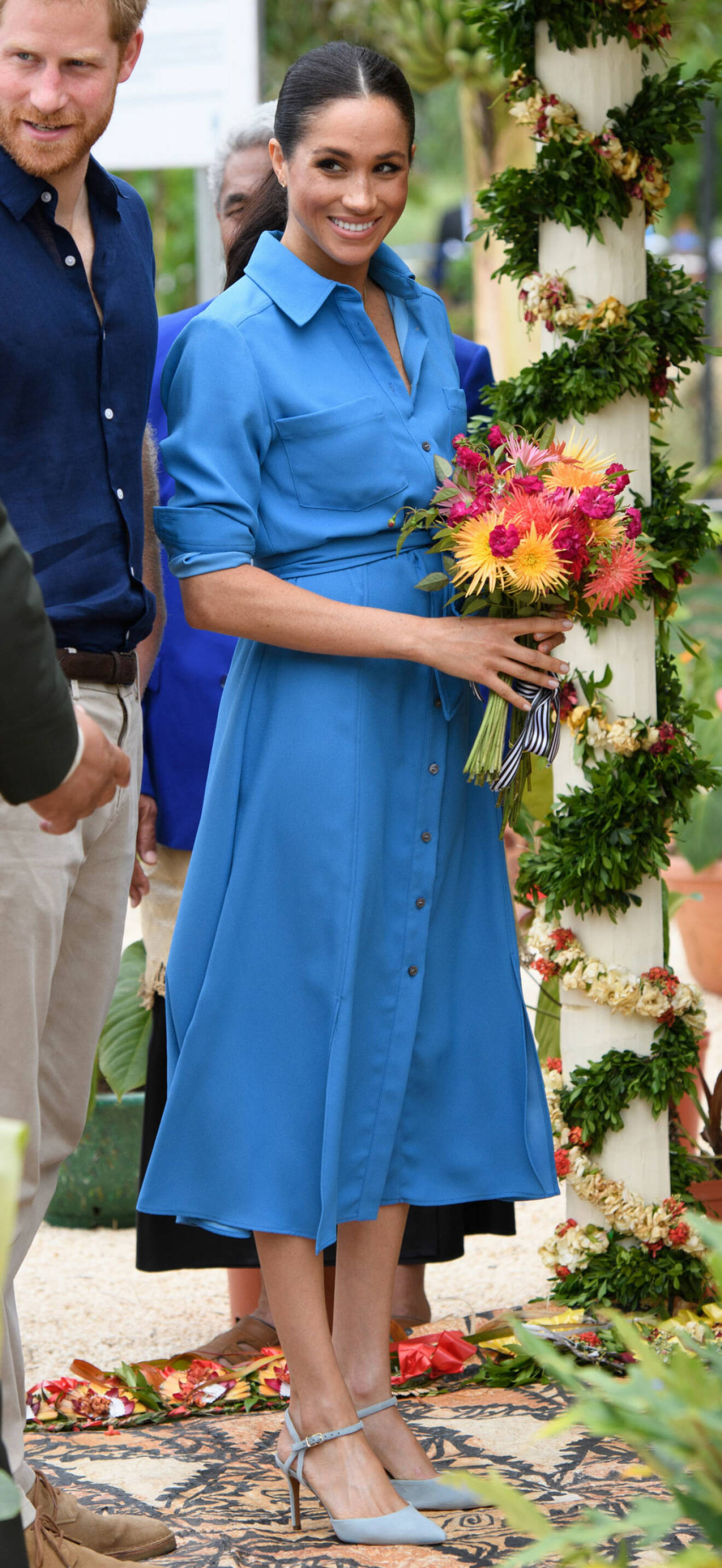Meghan Markle i en blå klänning från Veronica Beard