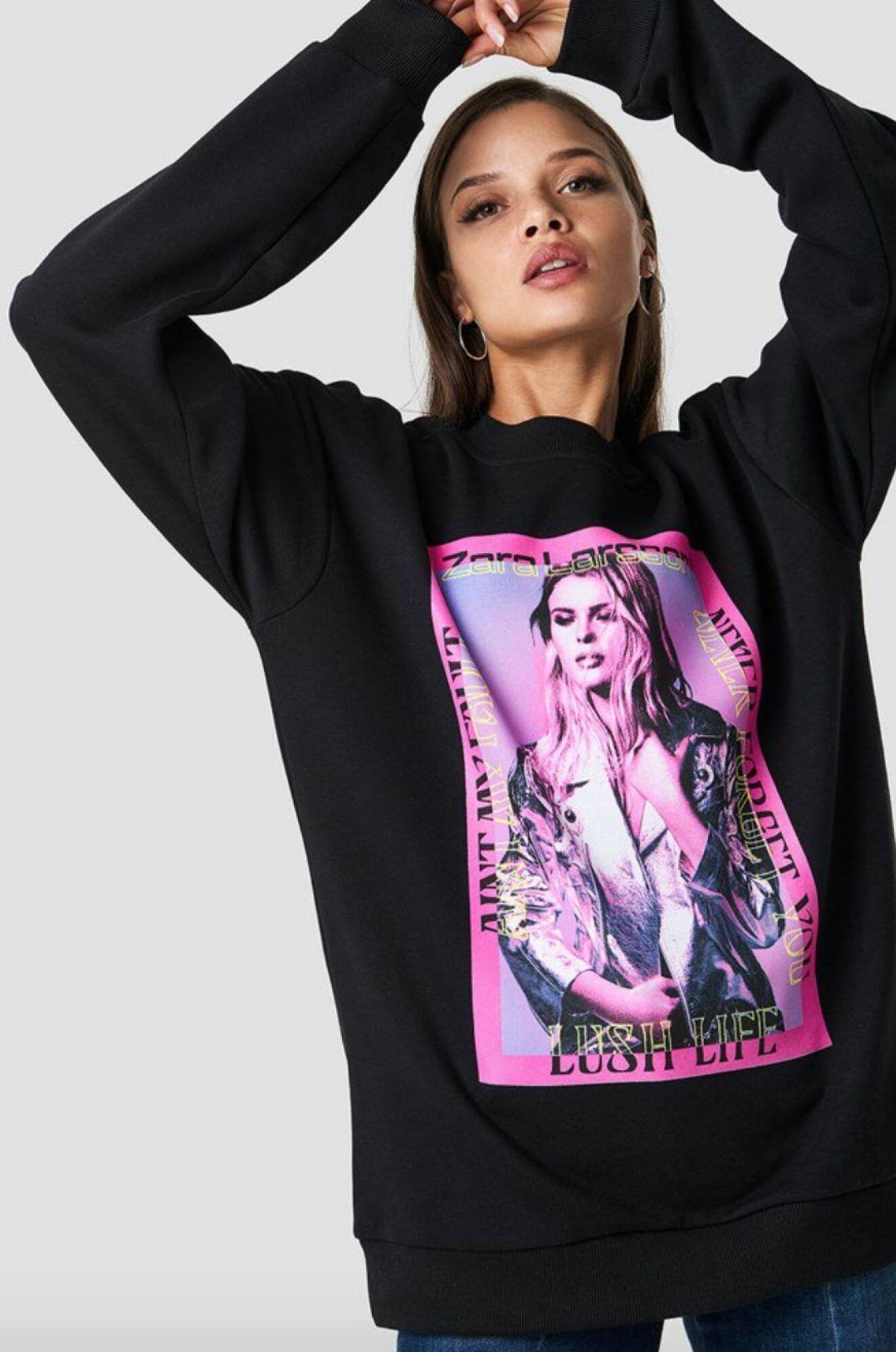 Svart hoodie med Zara Larsson