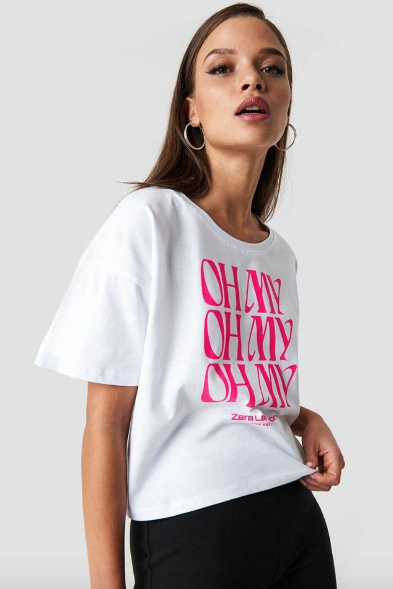 Vit t-shirt med text oh my från Zara Larsson