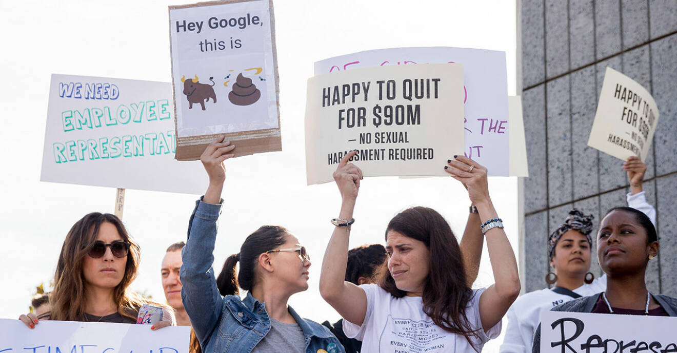 Kvinnor som protesterar utanför Google efter sexuella trakasserier.