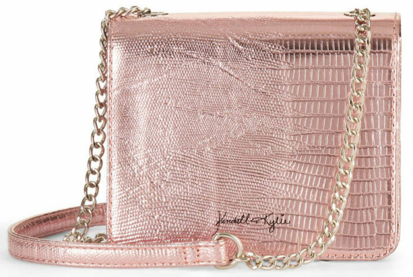 En bild på en axelremsväska i rosa metallic från Kendall och Kylie Jenners väskkollektion för Walmart.