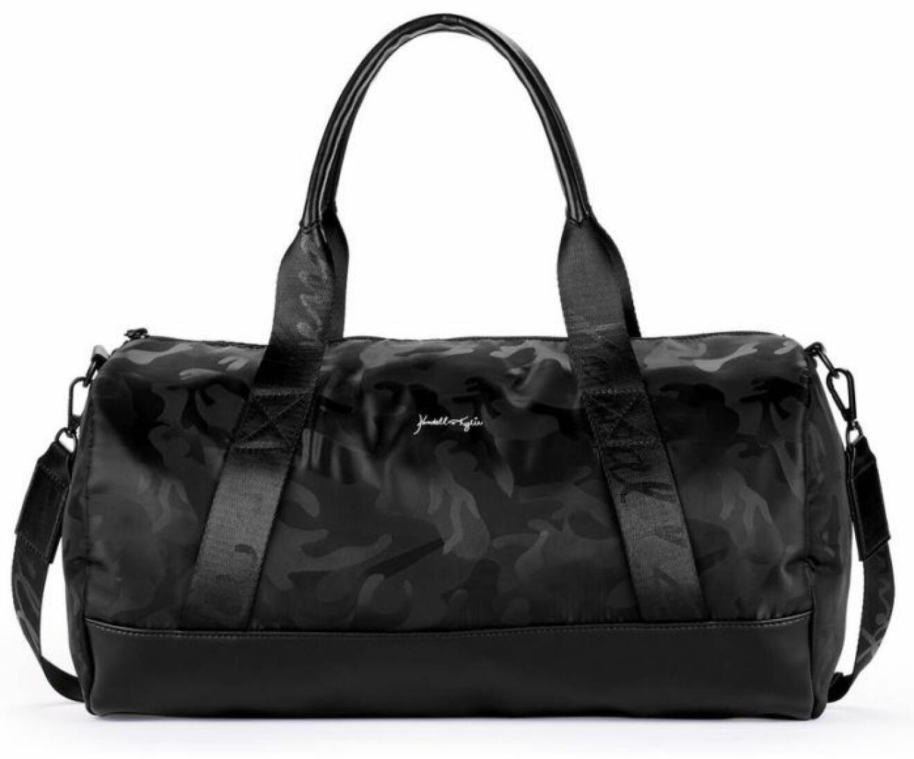 En bild på en sportbag i svart kamouflagemönster från Kendall och Kylie Jenners väskkollektion för Walmart.