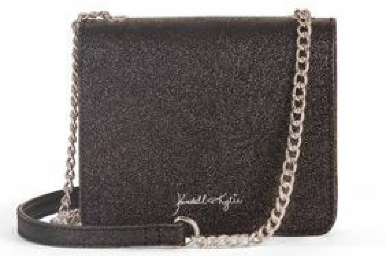 En bild på en axelremsväska i svart glitter från Kendall och Kylie Jenners väskkollektion för Walmart.