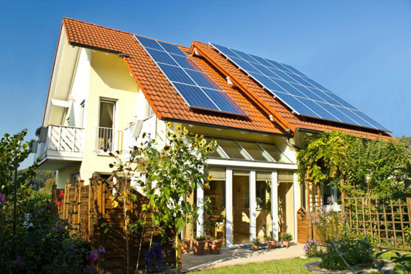 Om du sätter solceller på taket till ditt hus sparar du både pengar och miljön. 