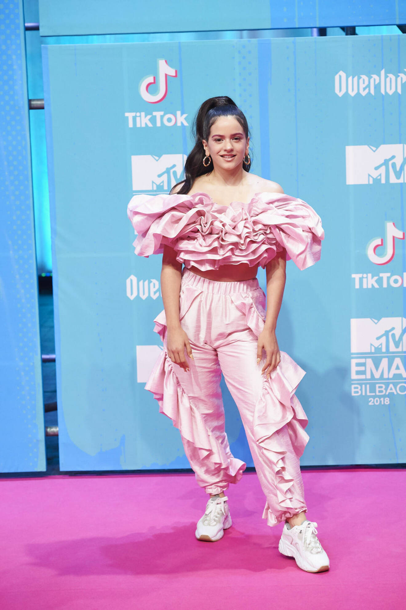Rosalia i rosa dress på röda mattan under MTV EMA 2018.