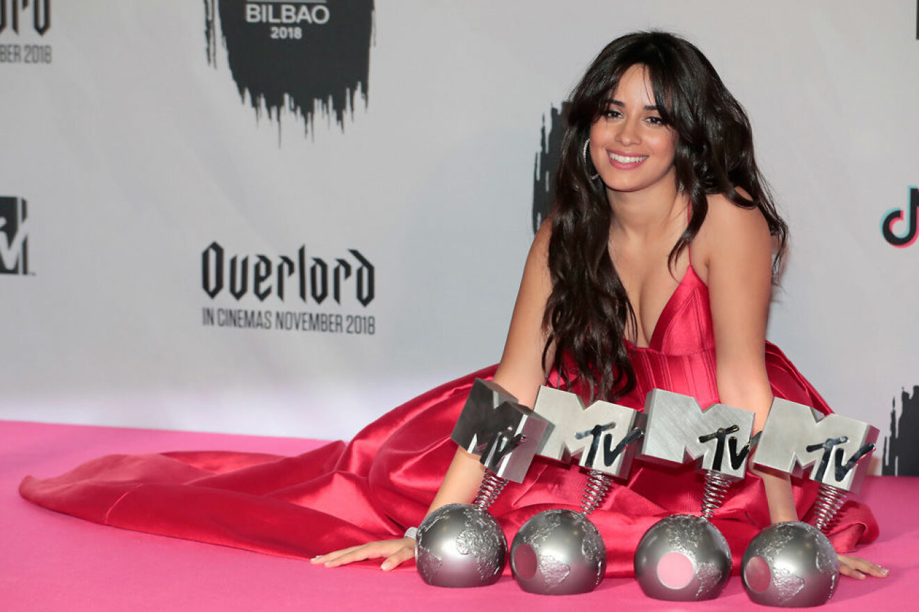 Camila Cabello i röd klänning på röda mattan under MTV EMA 2018.