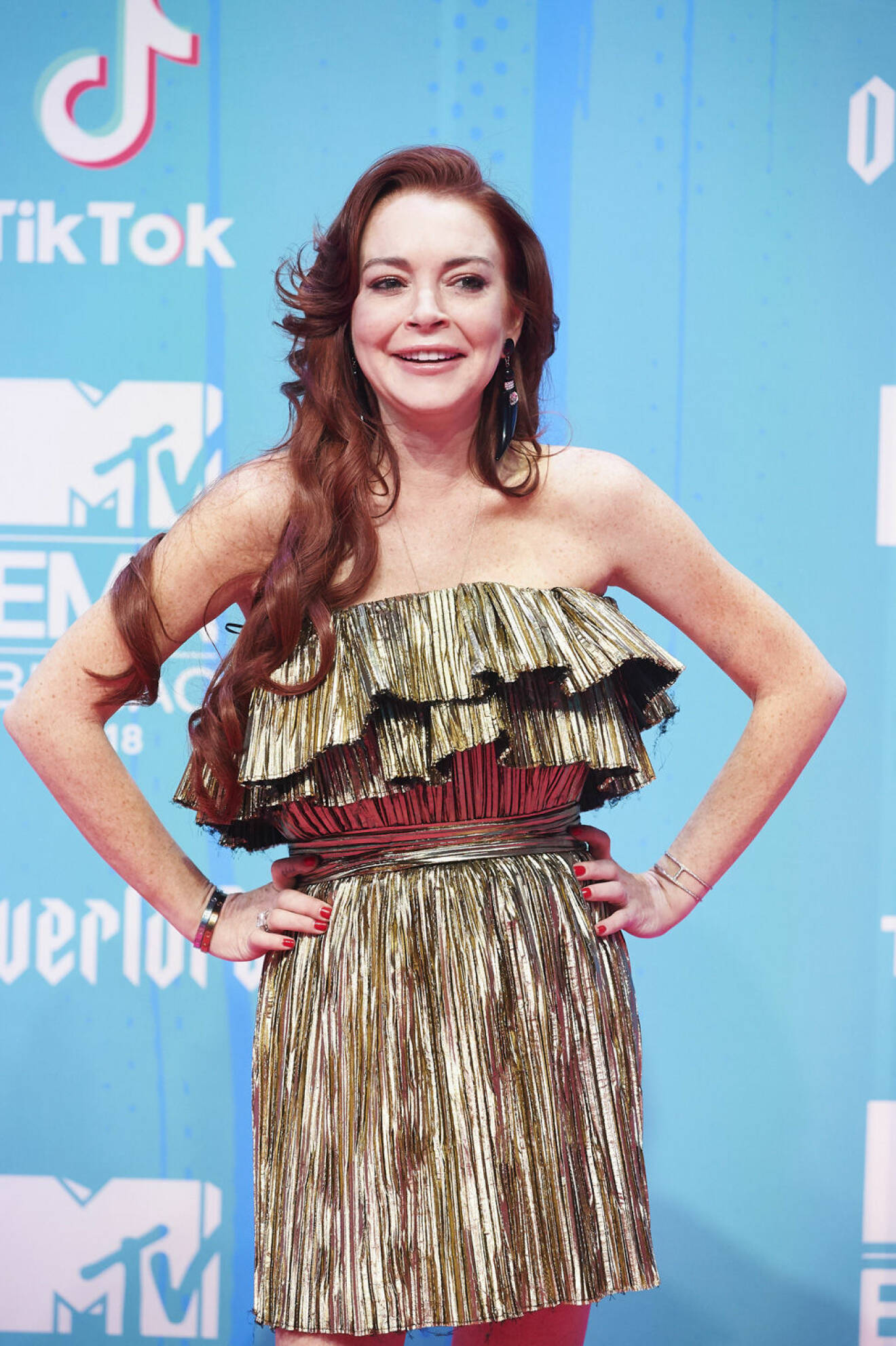 Lindsey Lohan i guldklänning på röda mattan under MTV EMA 2018.