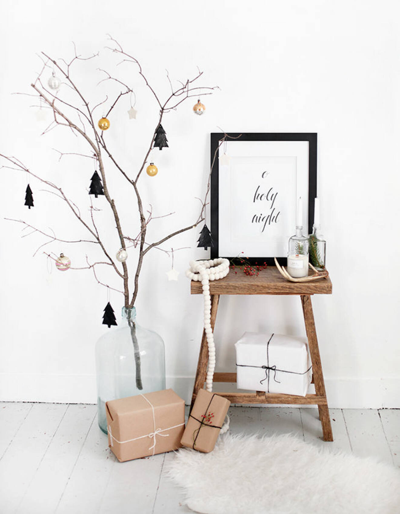 Dekorera en gren med julgranspyntet för en minimalistisk julinredning