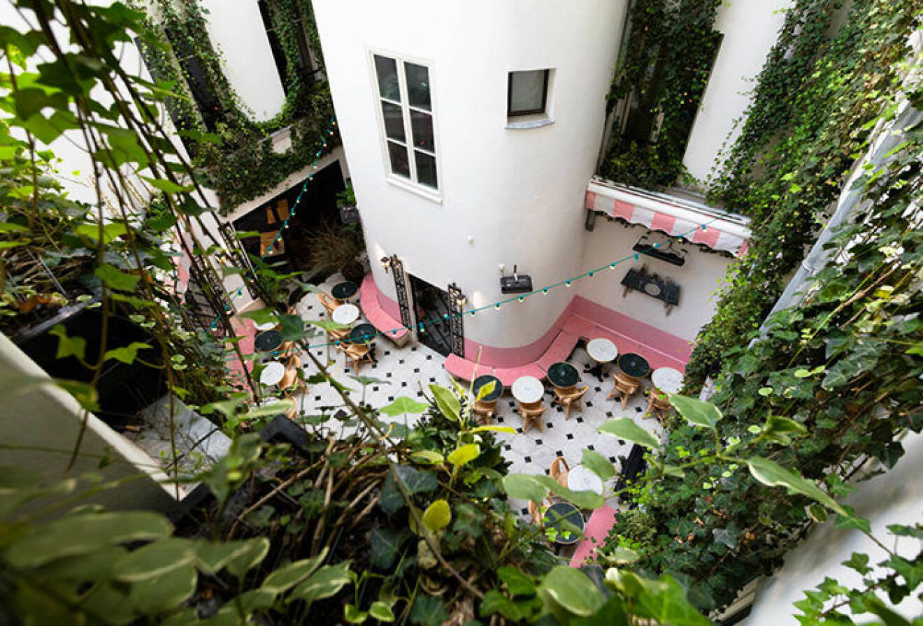 Grand Amour Hotel i Paris har en instagramvänlig innergård