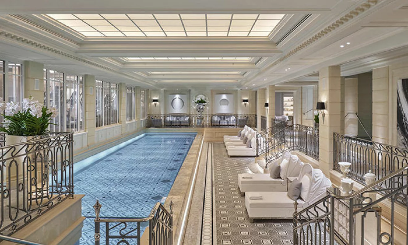 Spa med pool på hotellet Four Seasons George V i Paris