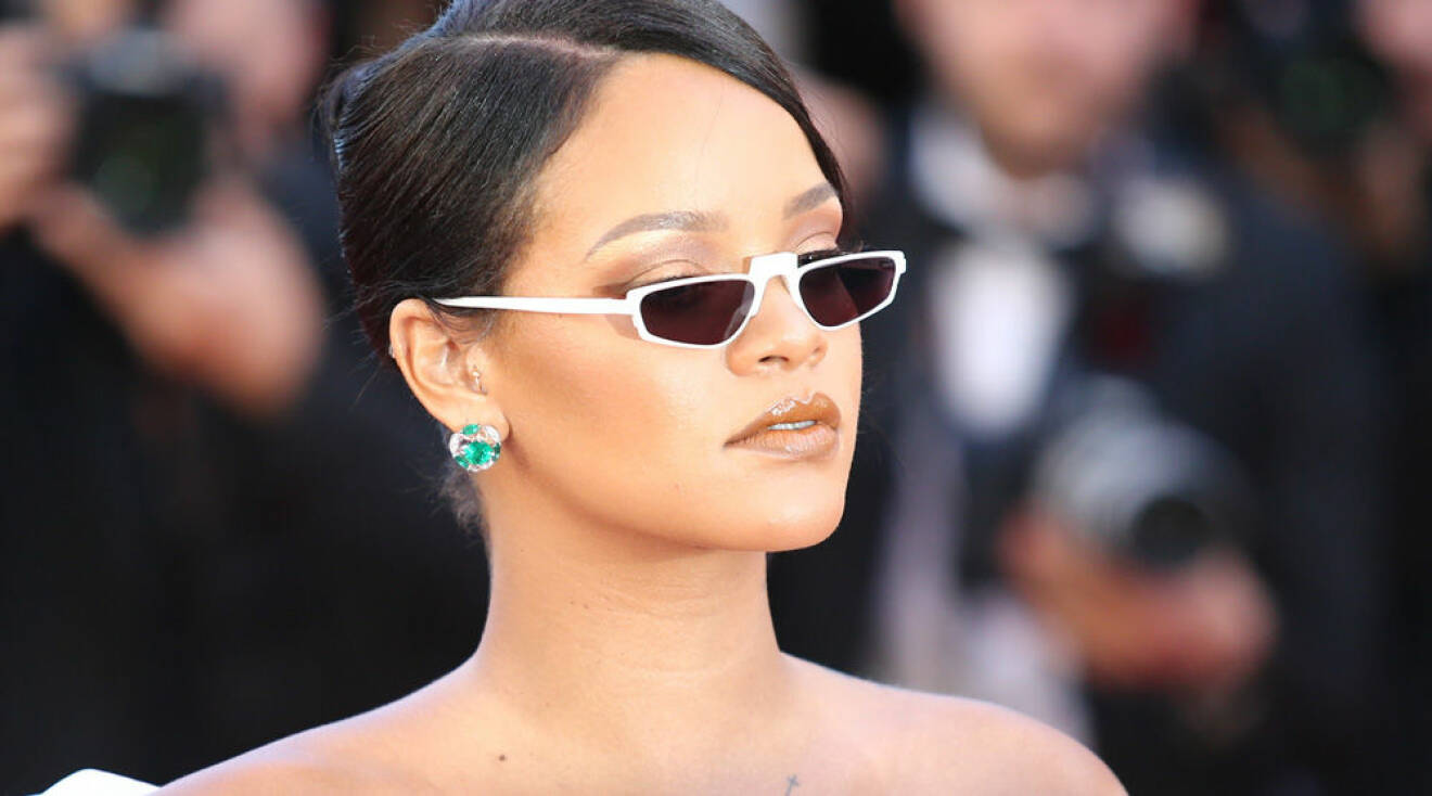 Rihanna i smala glasögon.