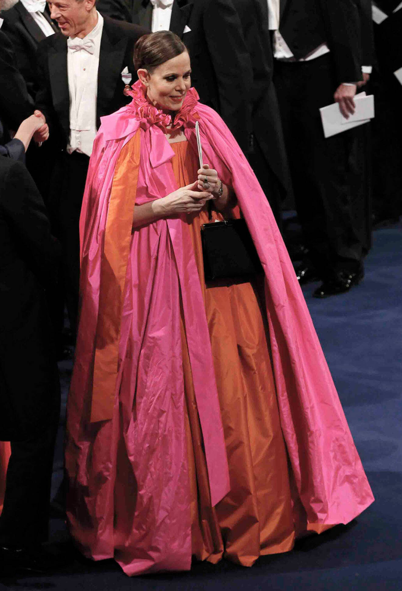 Sara Danius i klänning med cape på Nobelfesten 2018