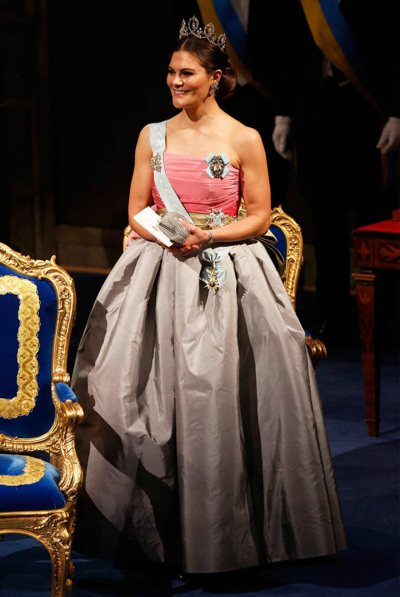 Kronprinsessan Victoria i samma klänning som hennes mamma, Drottning Silvia, bar på Nobel 1995.