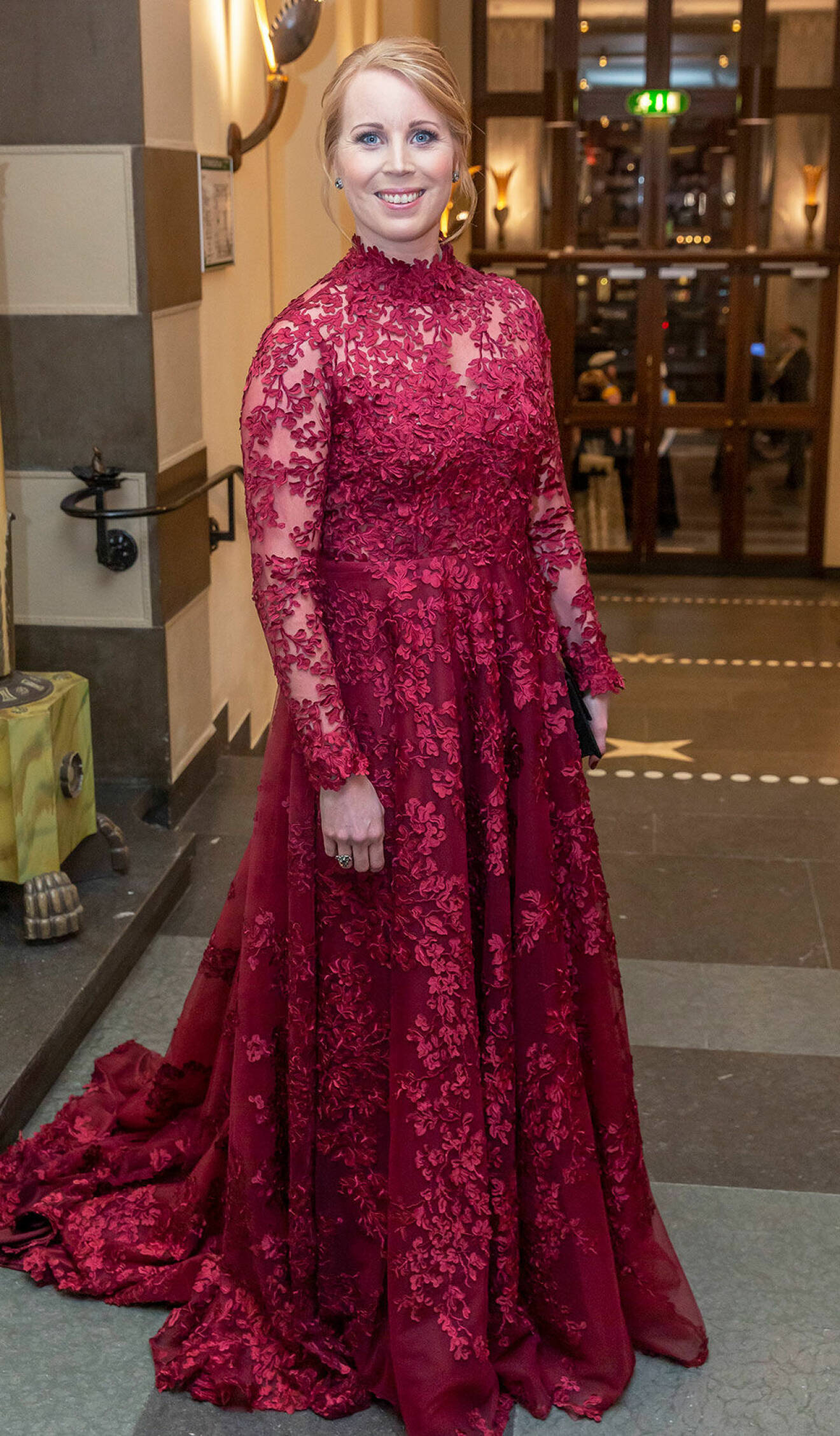 Annie Lööf i röd spetsklänning på Nobelfesten 2018