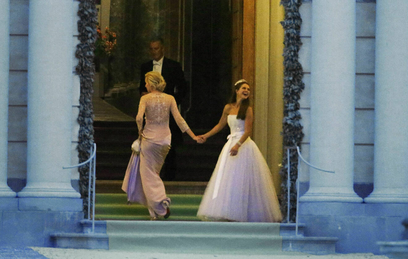 Prinsessan Madeleine i sin vita klänning på sin bröllopsfest