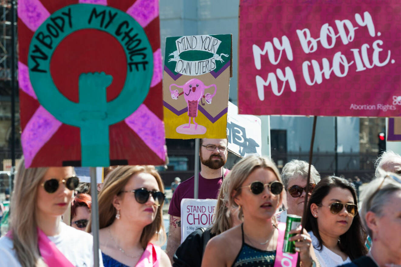 Protester mot den strikta abortlagen på Irland.