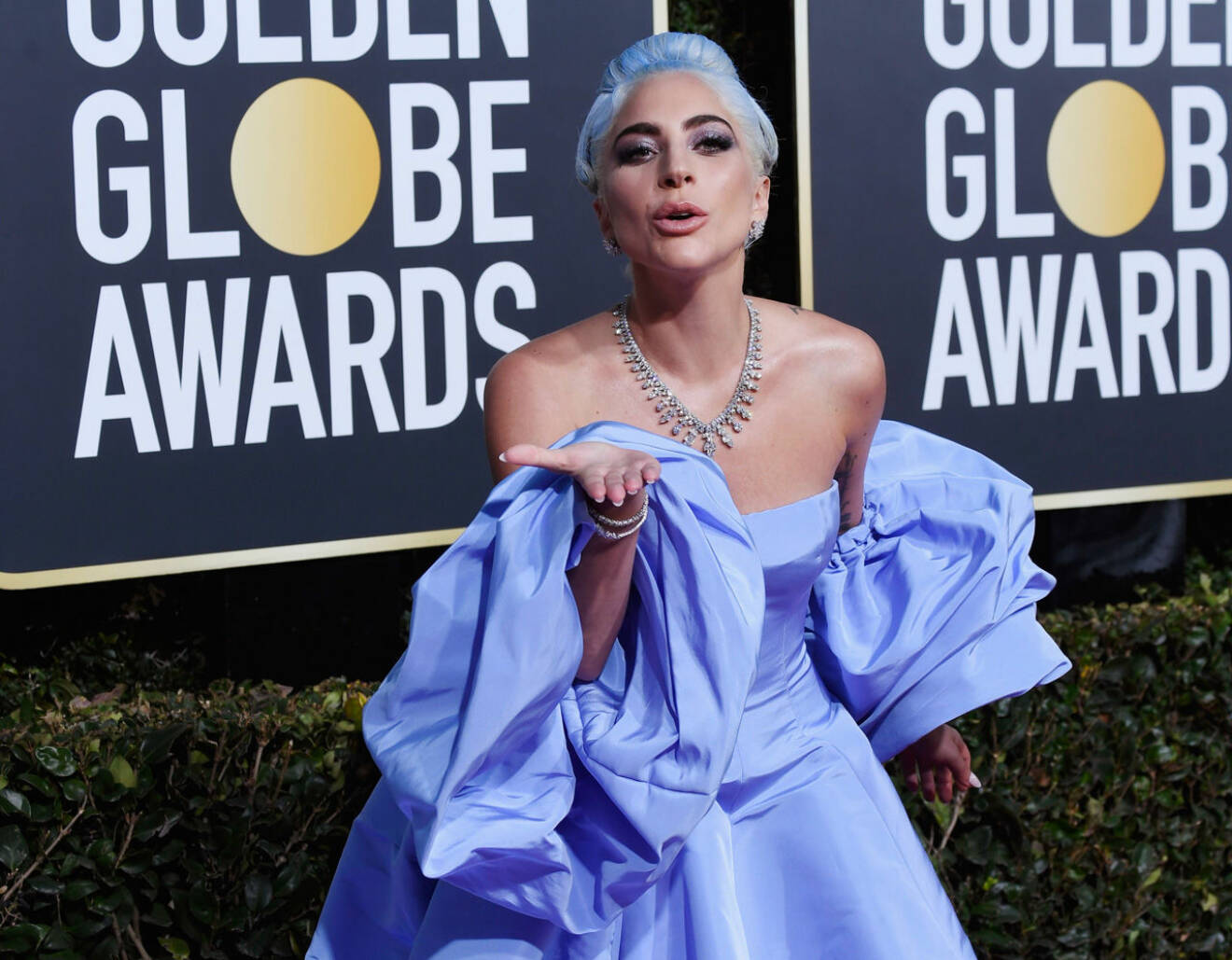 Lady Gaga skickar en slängkyss på Golden Globe 2019.