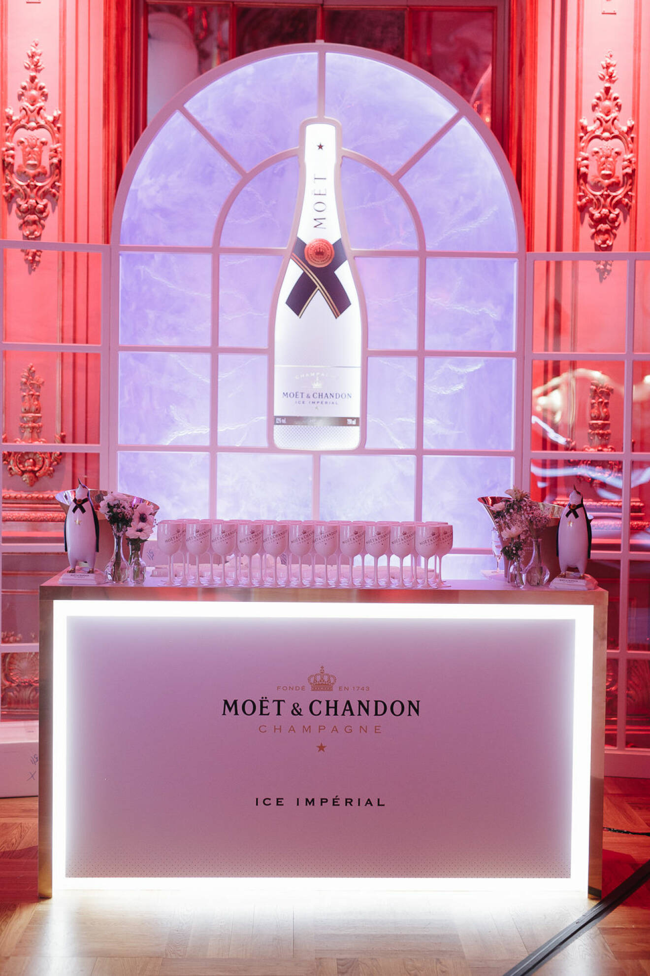 En av de tjusiga champagnebarerna på Grand Hôtel.
