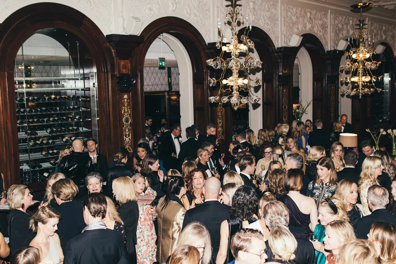 Gäster som minglar.