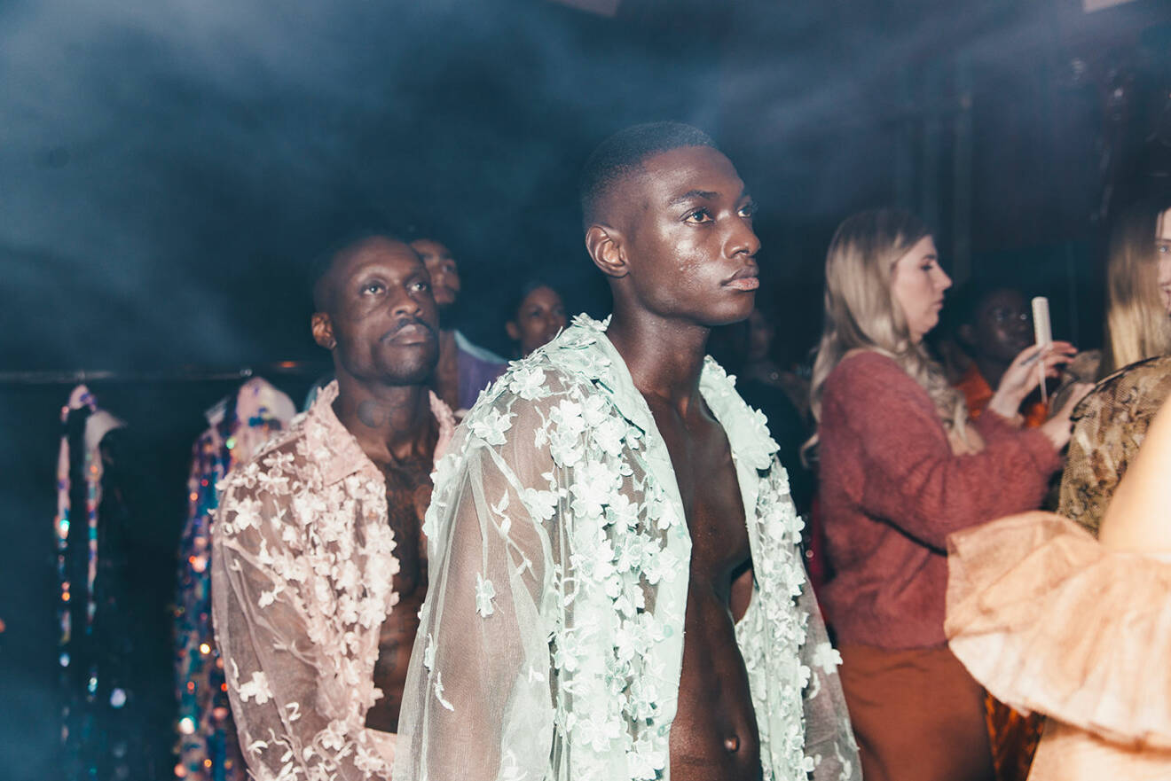 Backstage från ELLE-galan 2019, manliga modeller i spetsskjortor.