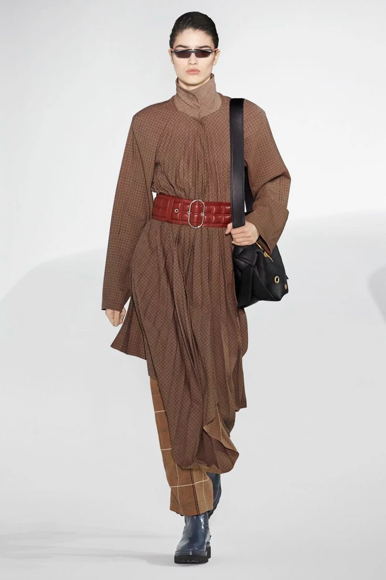 Brun oversize-klänning med polo och brett skärp i midjan från Acne Studios AW19.