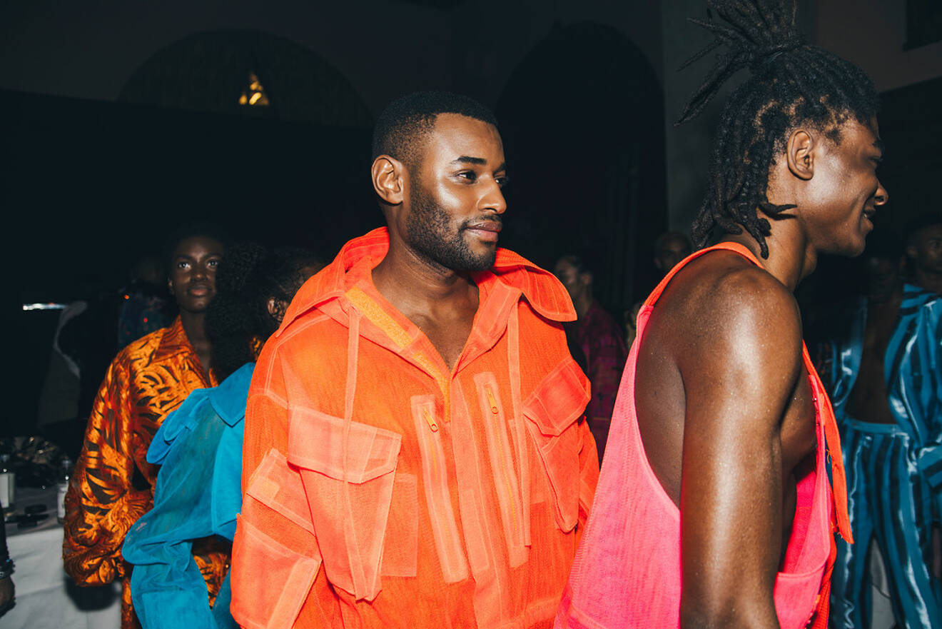 Backstage från ELLE-galan 2019, manlig modell i orange jacka.