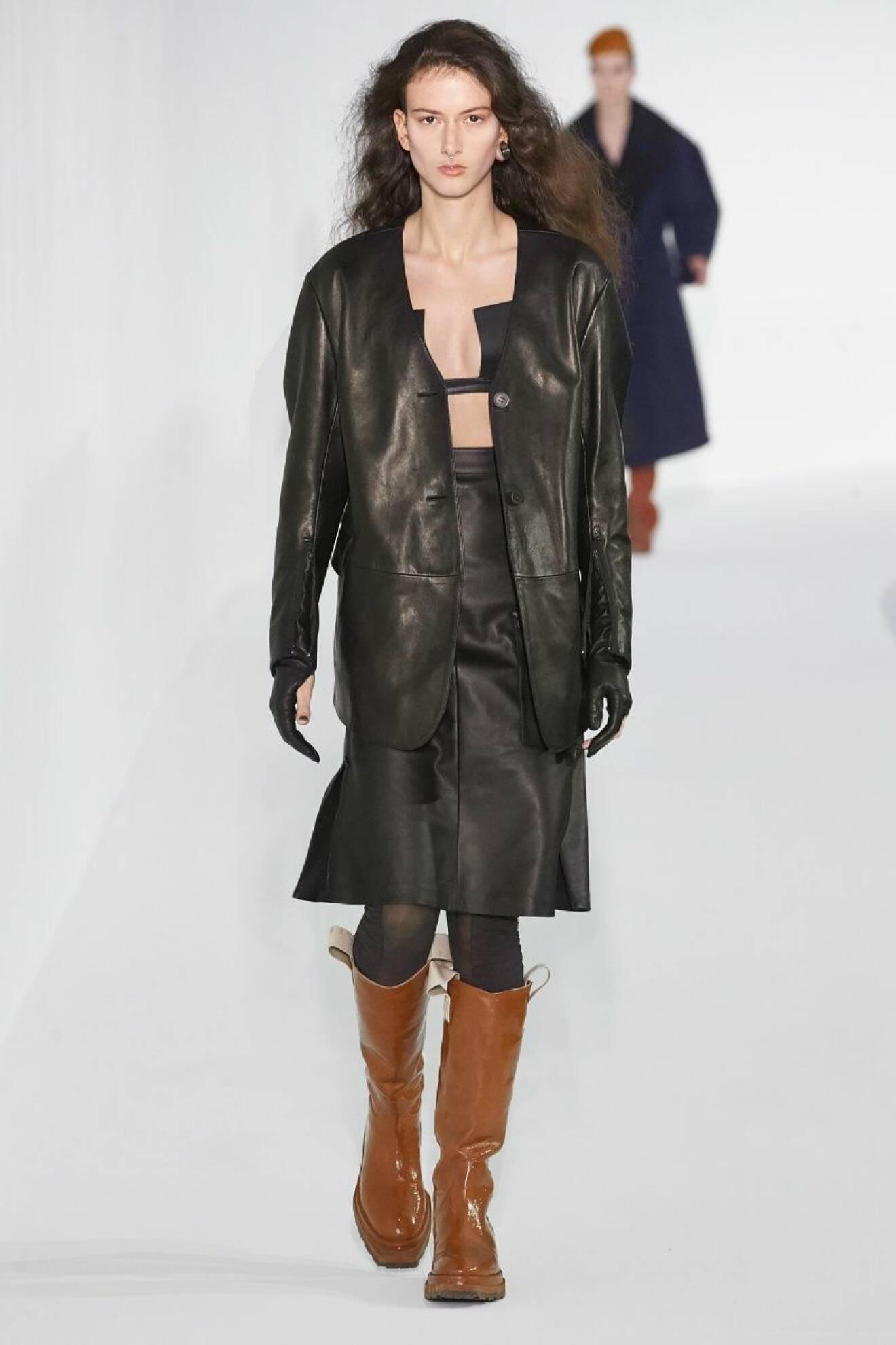 Skinn-set med jacka och kjol med bruna boots från Acne Studios AW19.