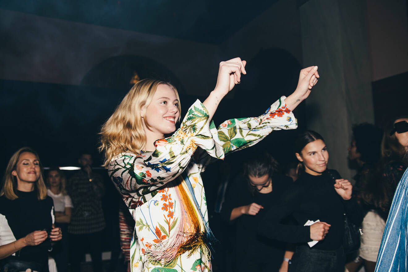 Backstage från ELLE-galan 2019, Frida Gustavsson bär Rodebjer.