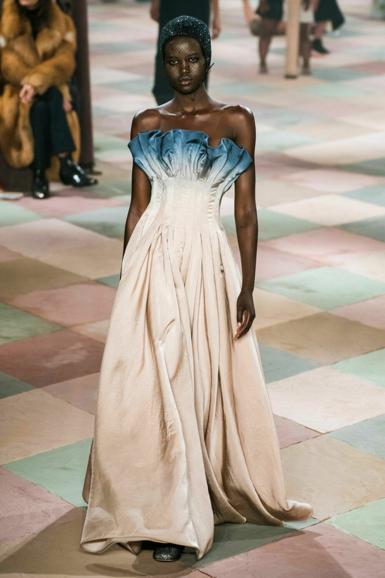 Vacker Dior-klänning i jordnära toner