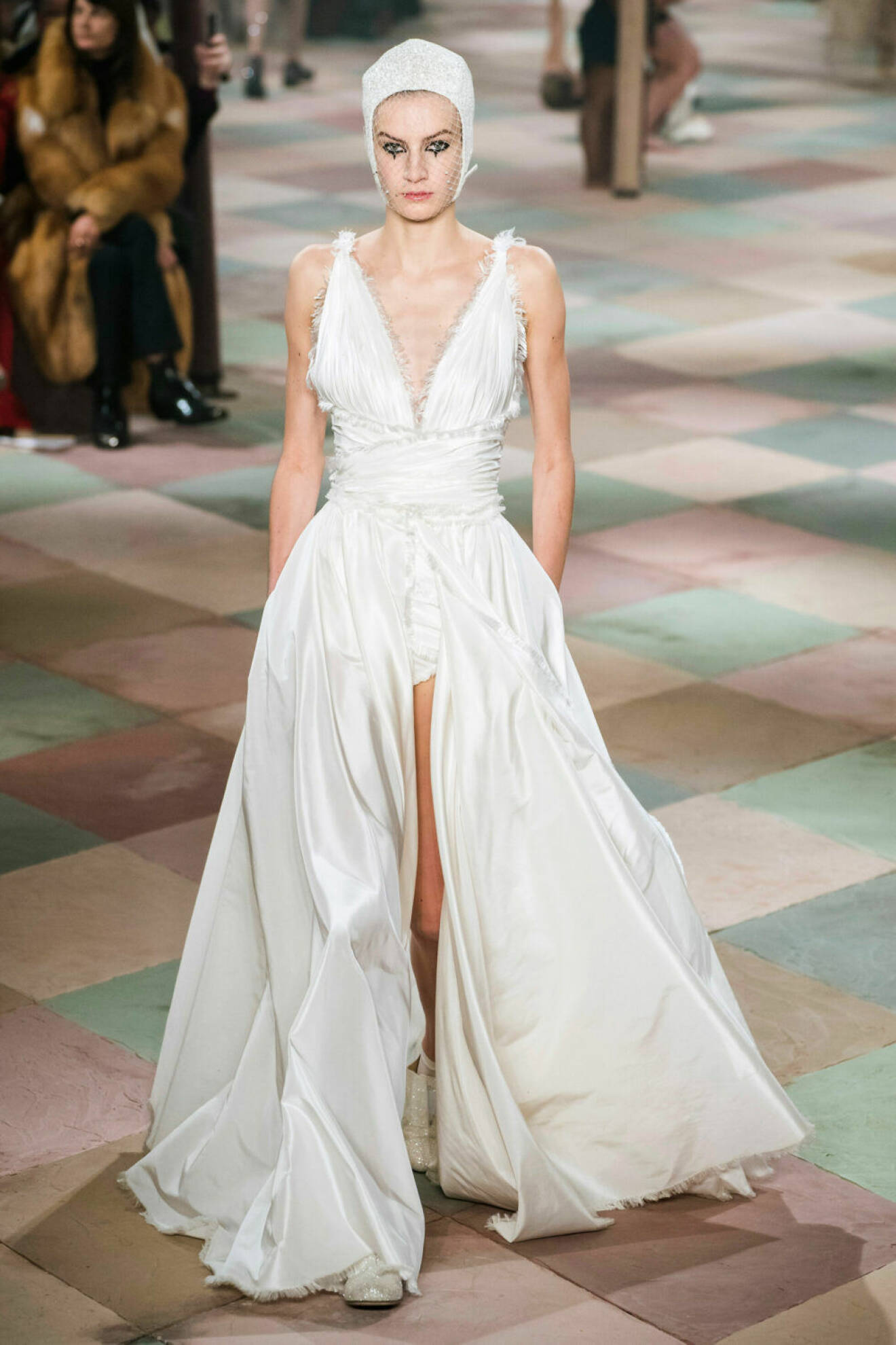 Böljande vit klänning från Dior SS19 haute couture 