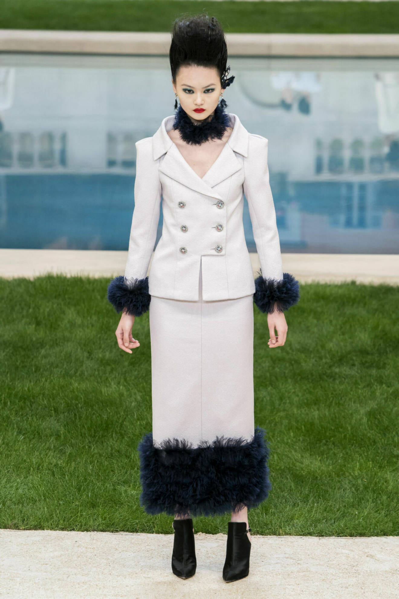 Chanel Haute Couture Paris, vit kostym med fjäder detaljer.