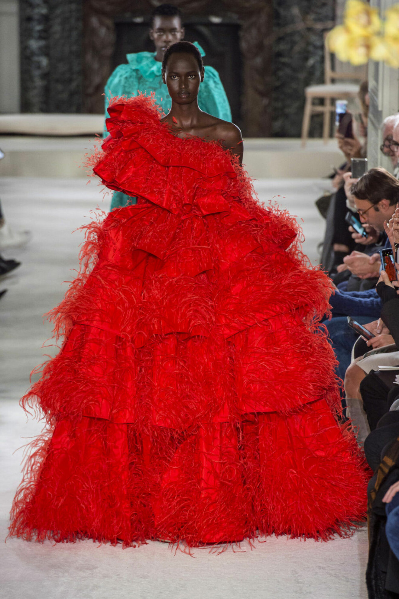 Valentino Haute Couture SS18, otrolig röd klänning med volanger och fransar
