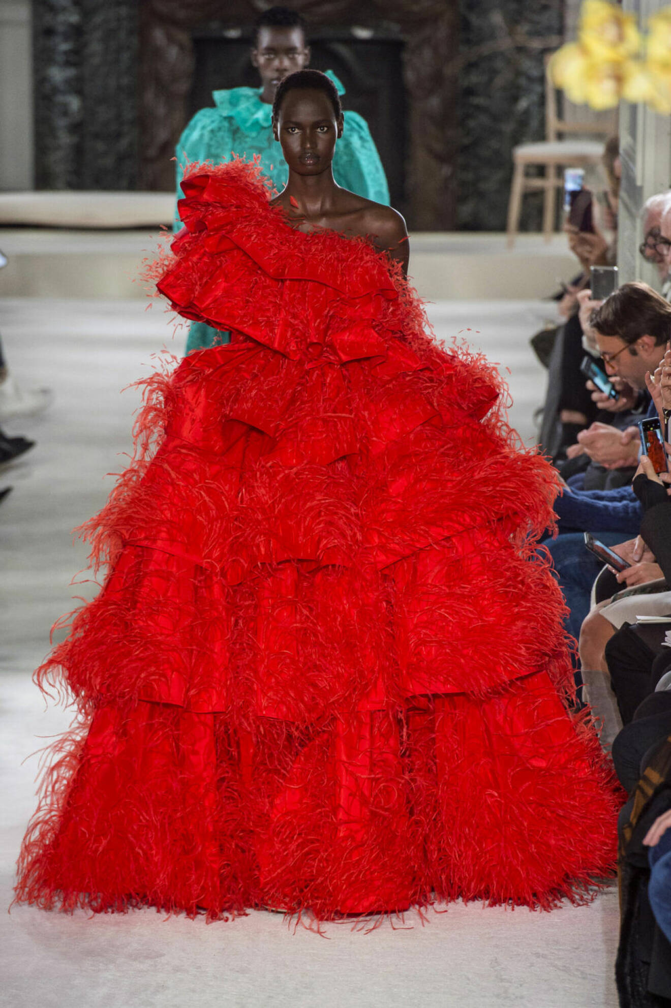 Valentino Haute Couture SS18, otrolig röd klänning med volanger och fransar