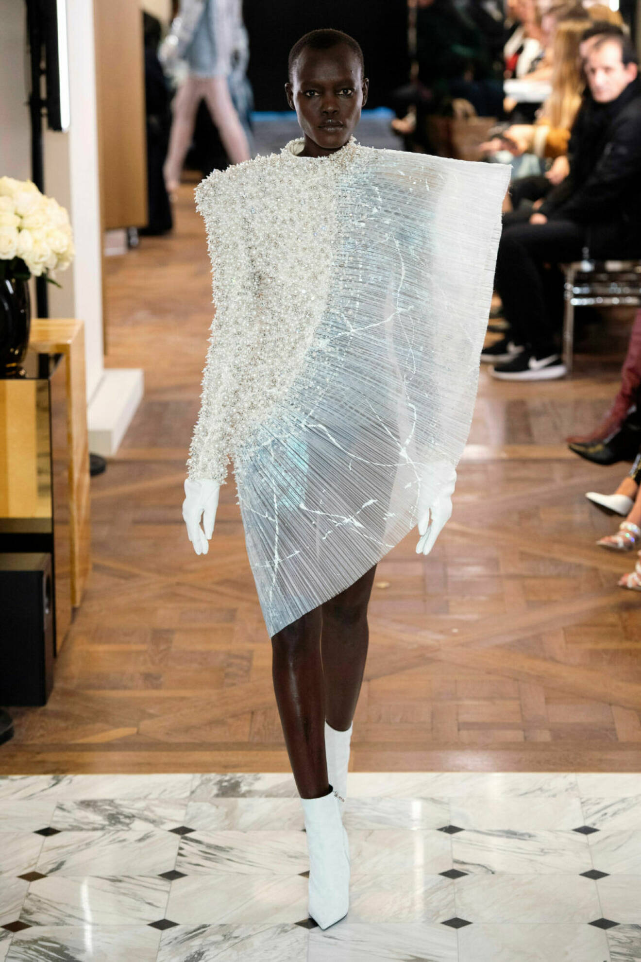 Enastående design på Balmains SS19 haute couture–visning på Couture Week i Paris