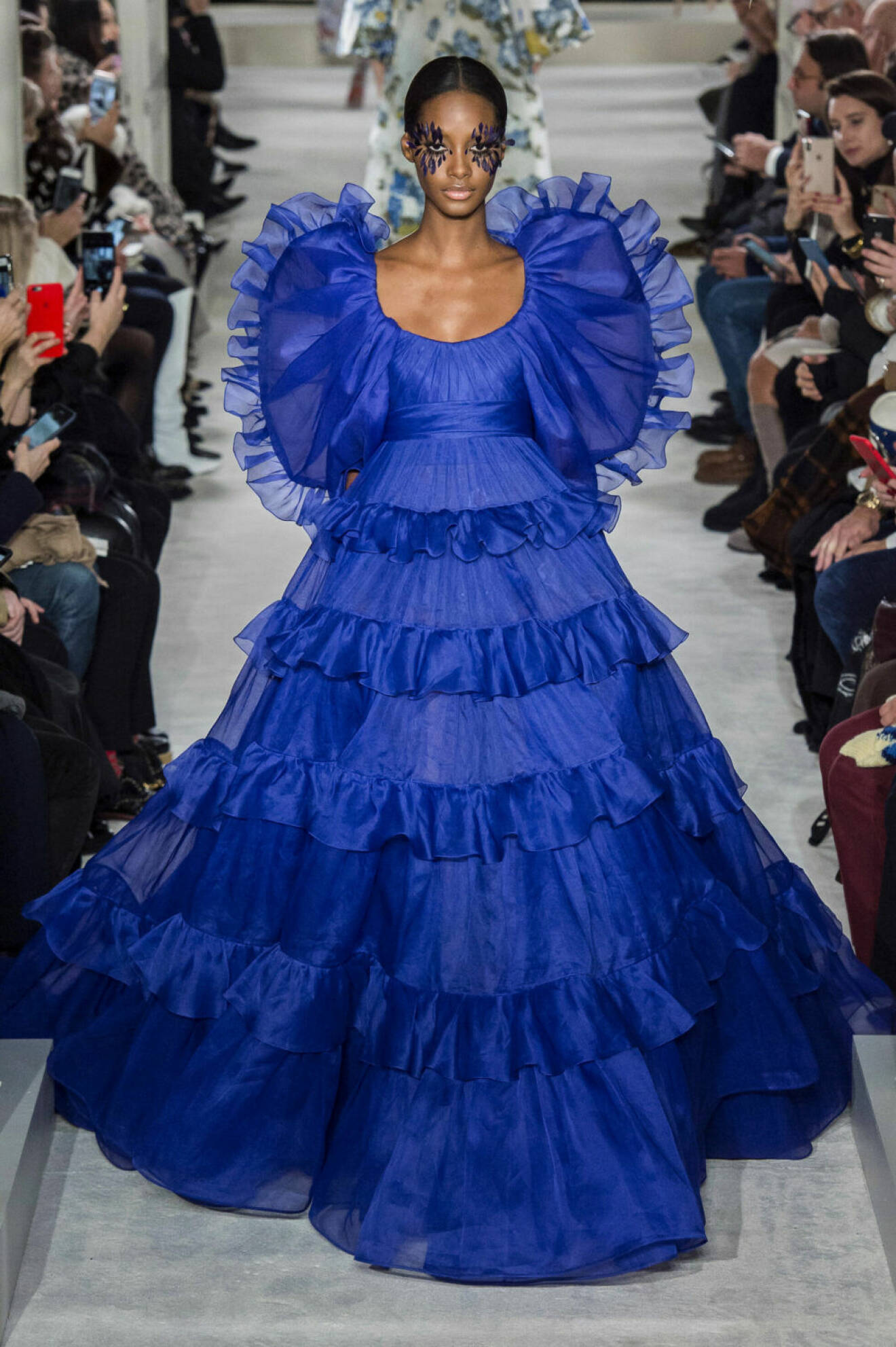 Valentino Haute Couture SS19, kornblå klänning med volangdetaljer.