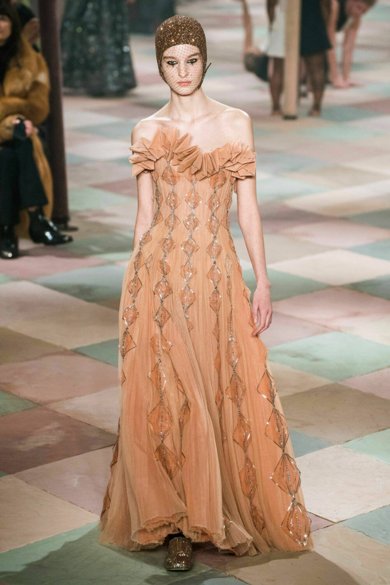 Vacker långklänning i ljusorangea toner på Dior SS19 haute couture 