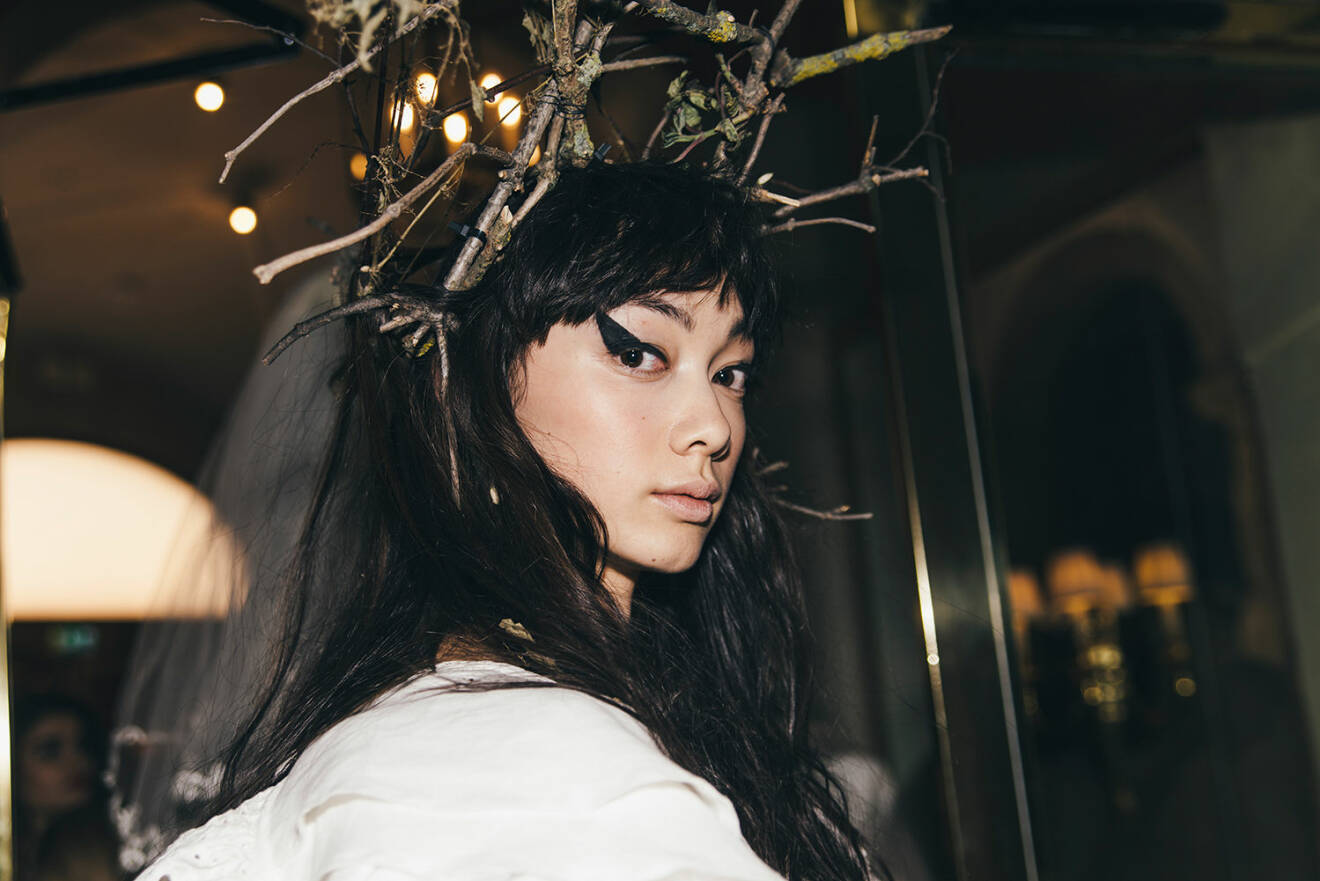 Backstage från ELLE-galan 2019, modell bär huvudbonad gjord av grenar.