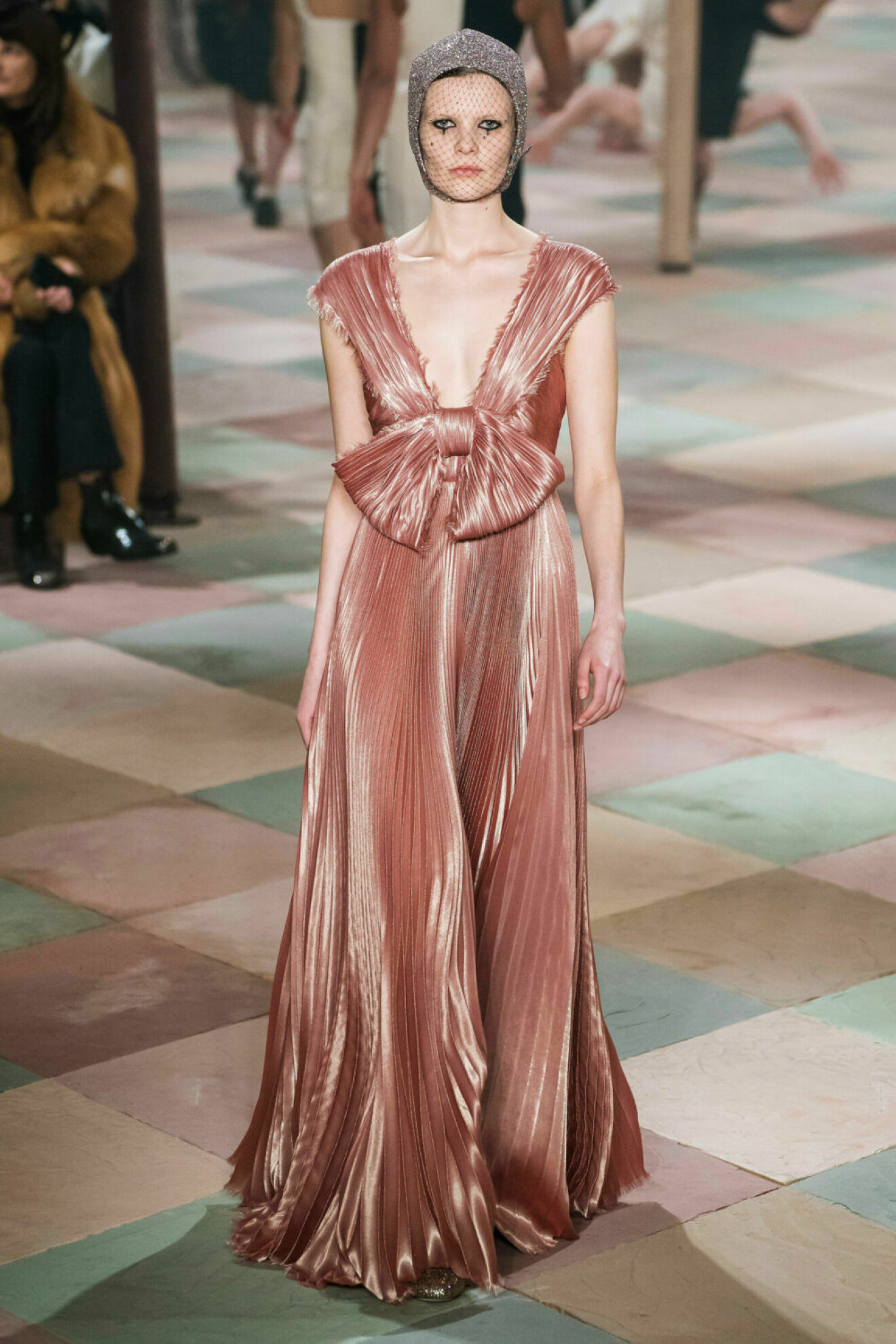 Vacker laxrosa klänning på Diors SS19 haute couture–visning