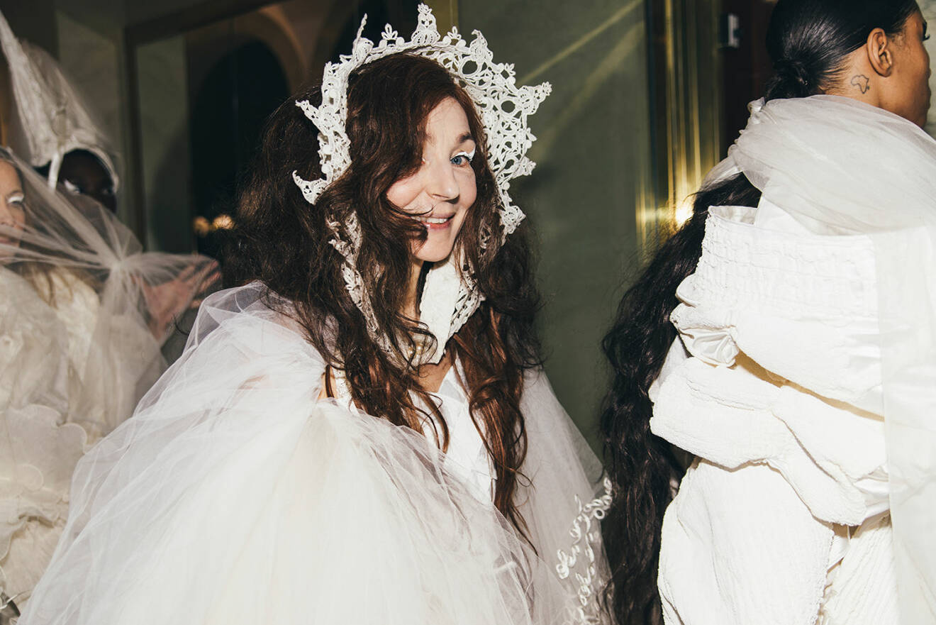Backstage från ELLE-galan 2019, modell bär en liten tiara av spets.