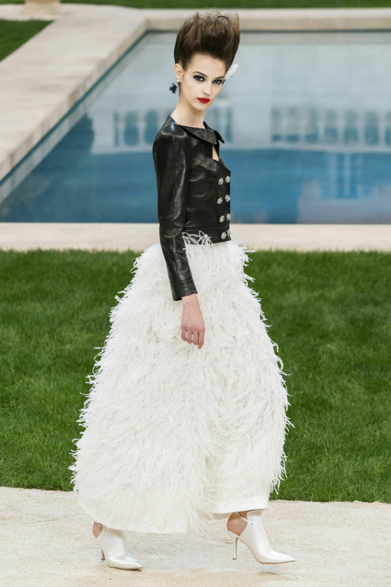 Chanel Haute Couture Paris, vit fjäder kjol och kort skinnjacka.