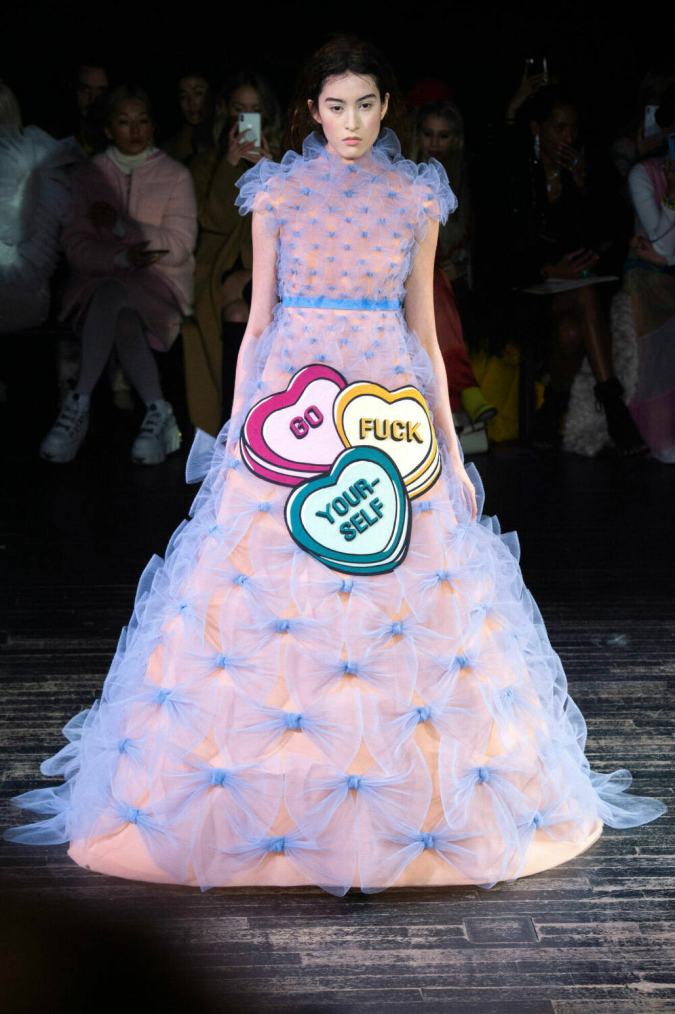 Lilablå klänning med tryck på Viktor & Rolfs SS19–visning på Couture Week i Paris