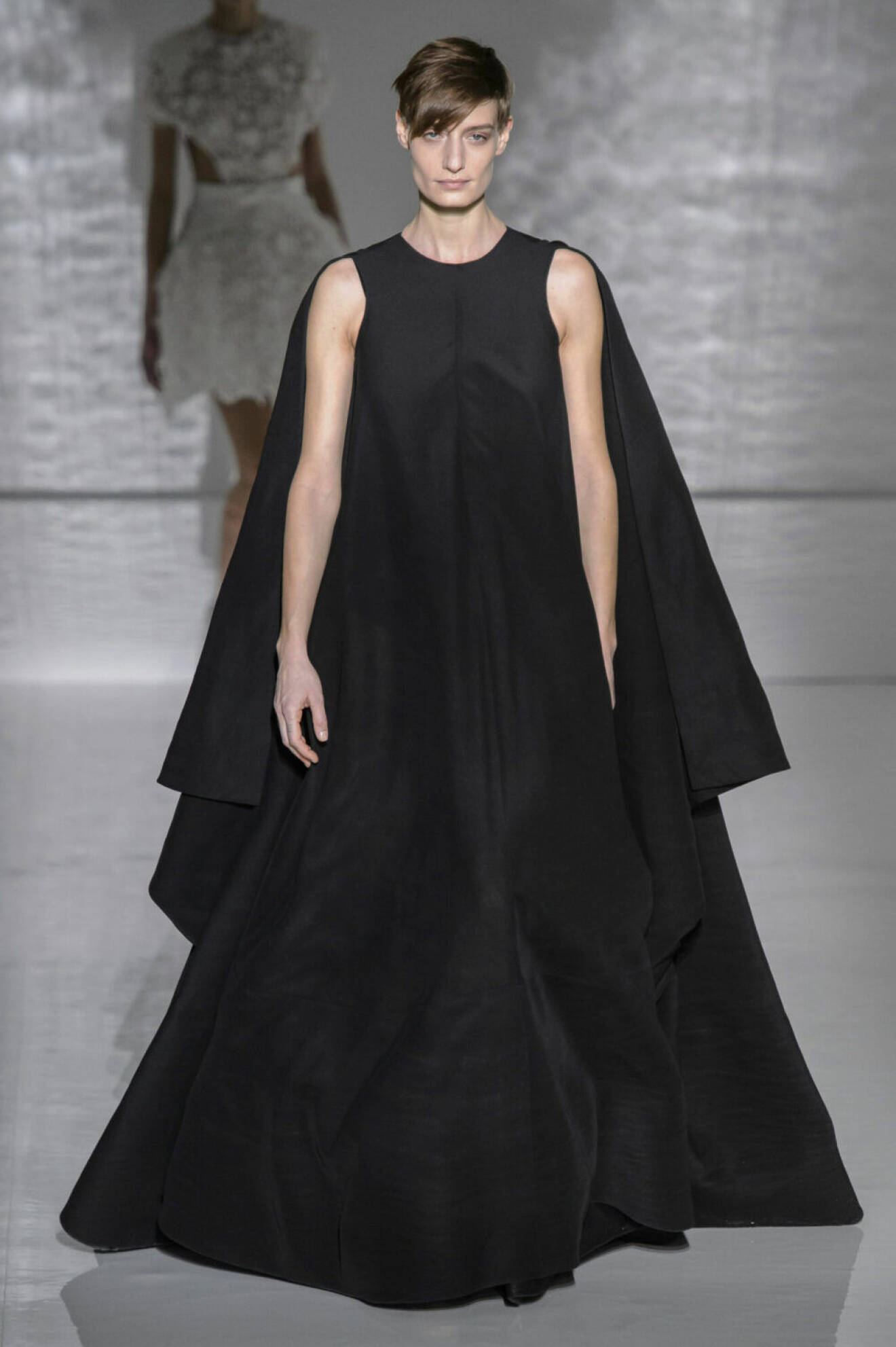 Givenchy Haute Couture SS19, svart långklänning med cape.