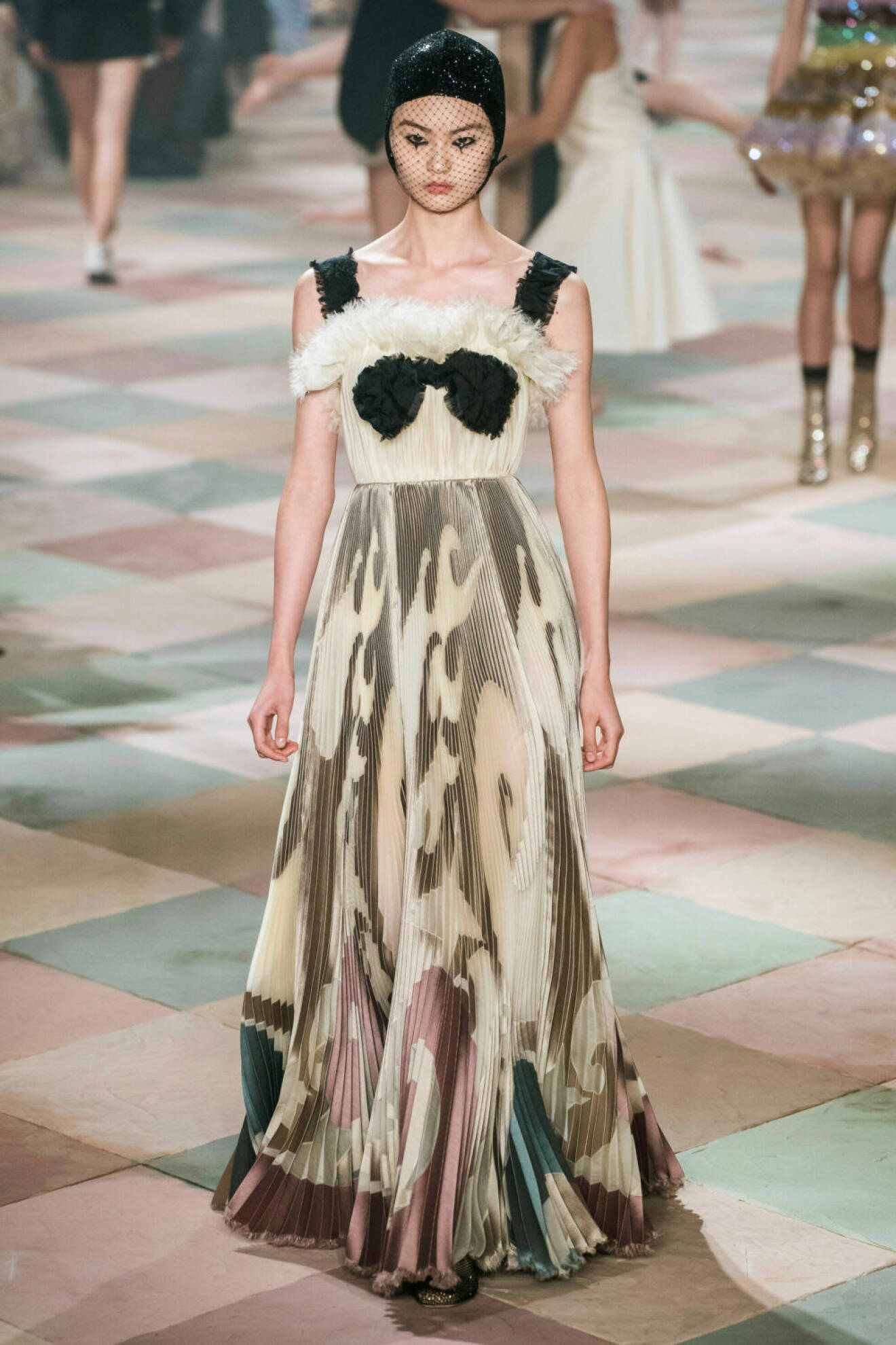 Svartvit blåsa på Diors SS19 haute couture–visning