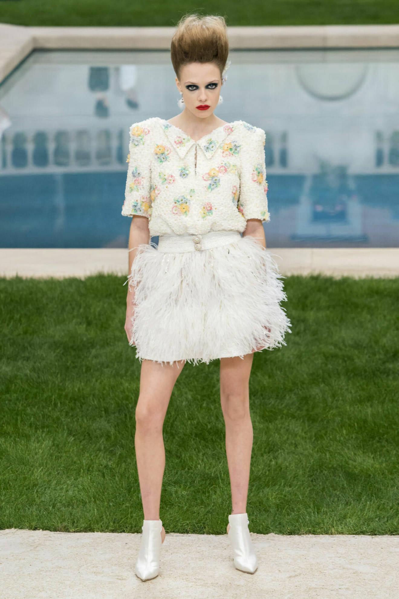 Chanel Haute Couture Paris, vit fjäderkjol och blomsterblus.