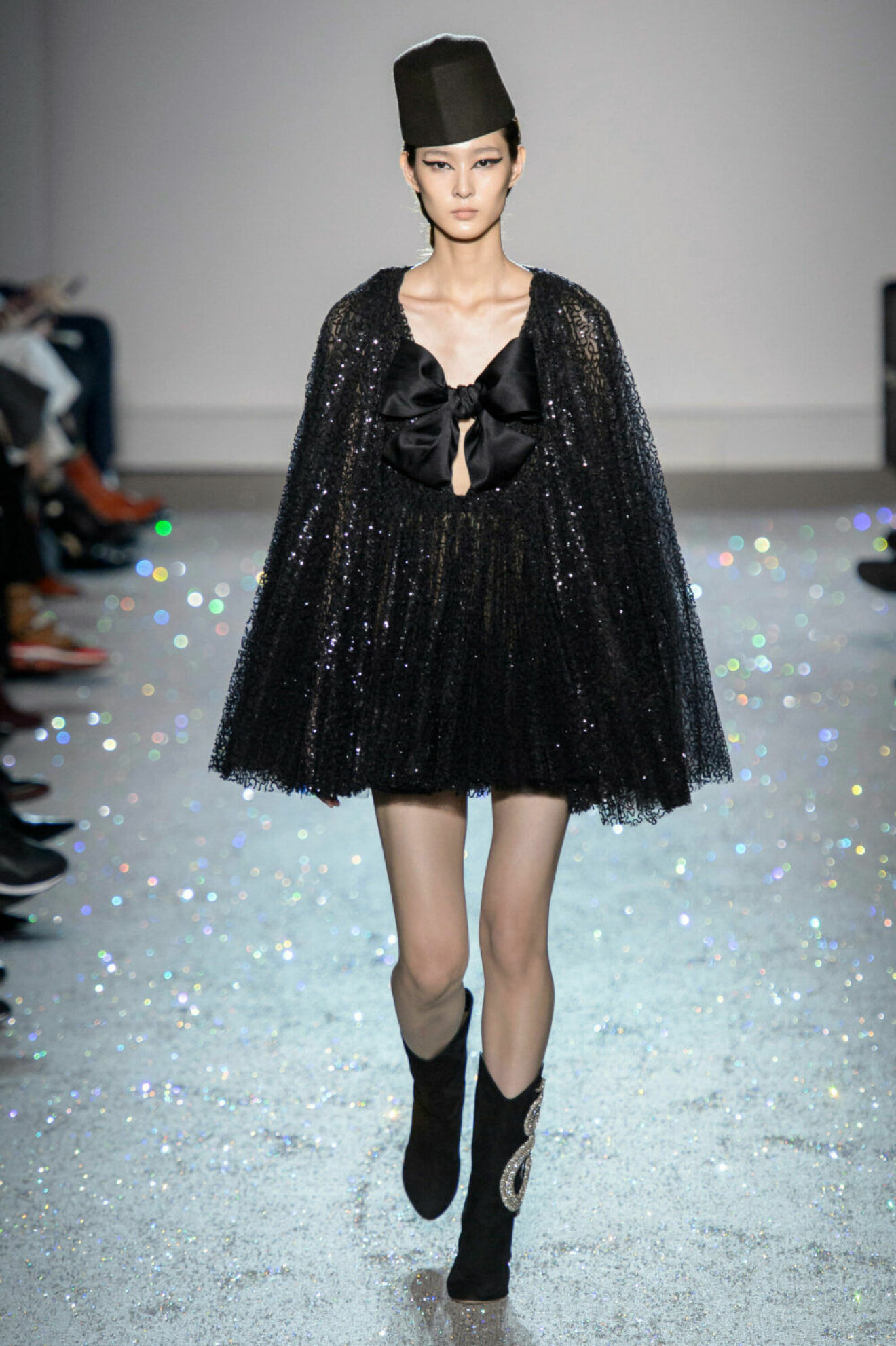 Glittrig cape på Giambattista Vallis SS19 couture–visning i Paris