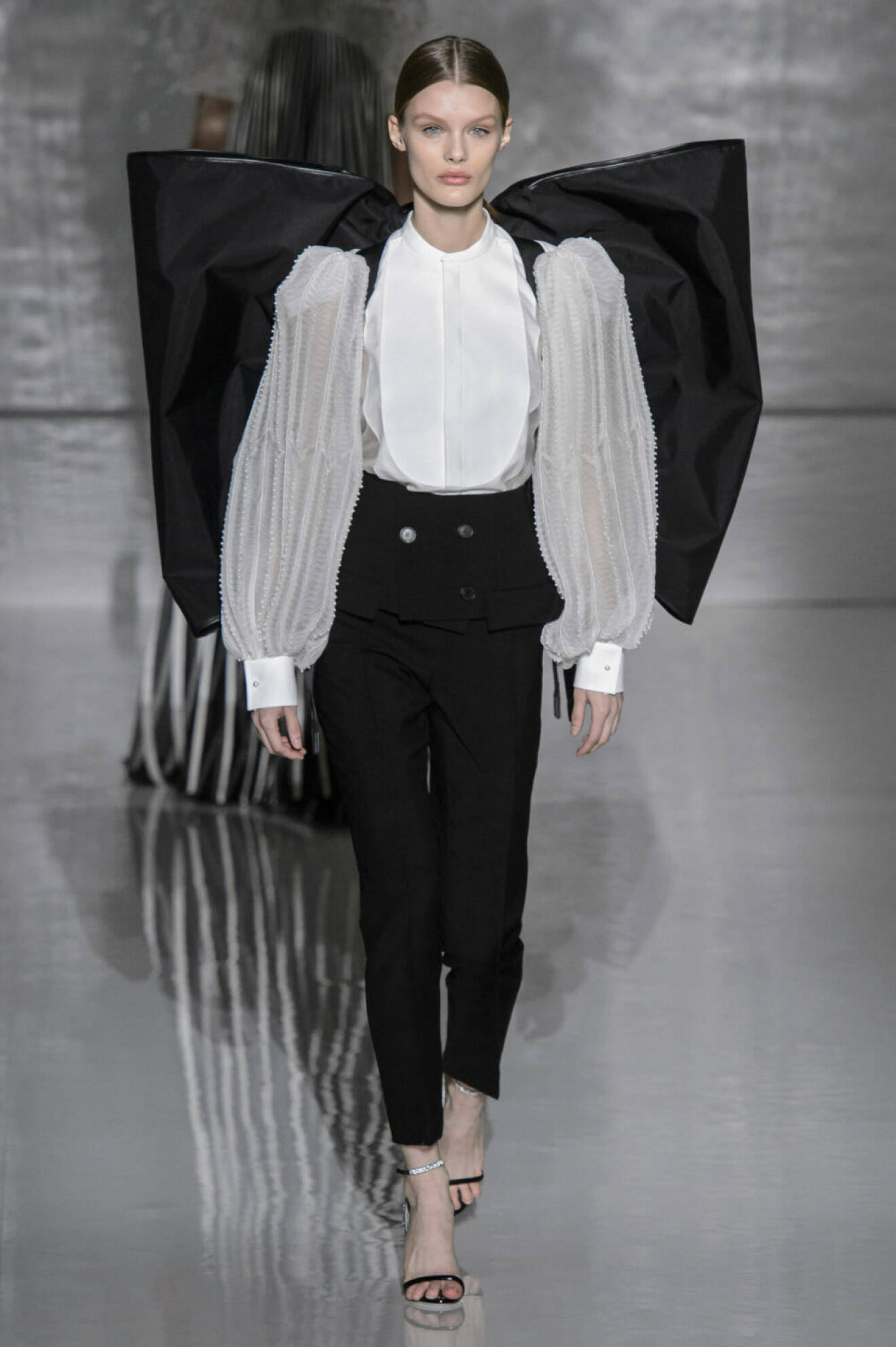Givenchy Haute Couture SS19, kostymbyxa och vit blus.