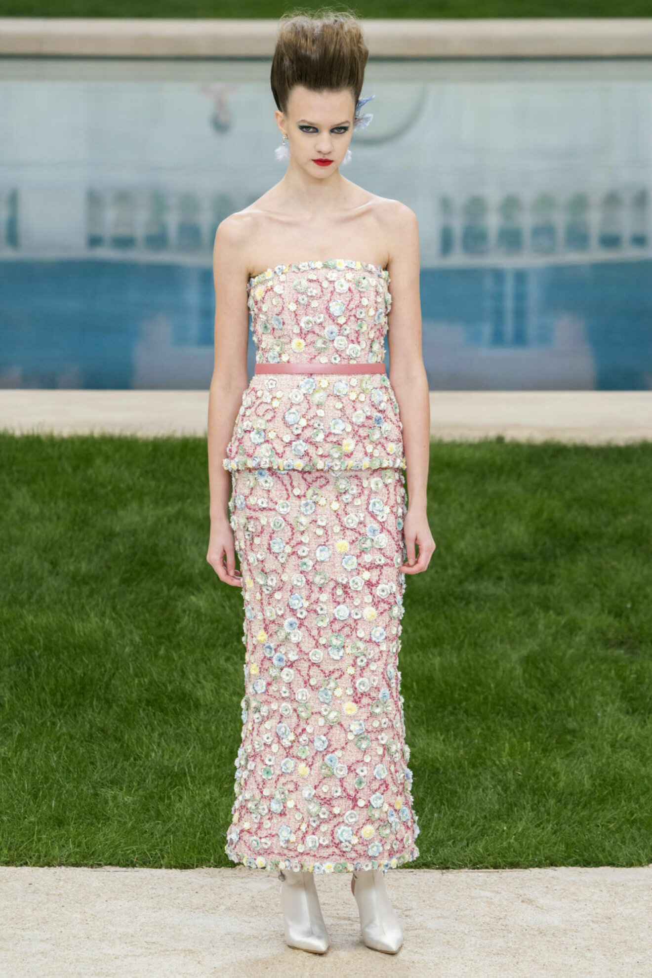 Chanel Haute Couture Paris, broderad blomster i rosa.