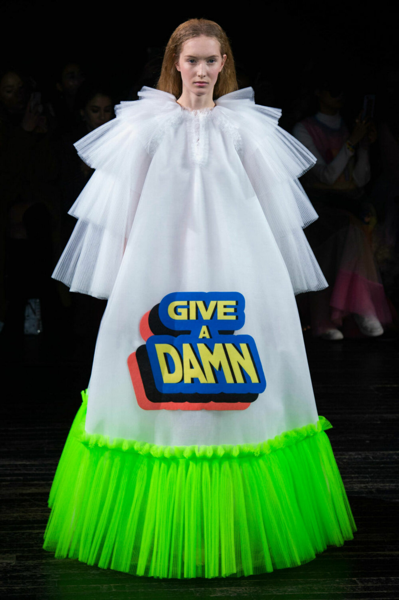 Klänning "Give a damn" på Viktor & Rolfs SS19–visning på Couture Week i Paris